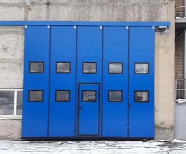 Складные ворота DoorHan с окнами и дверью